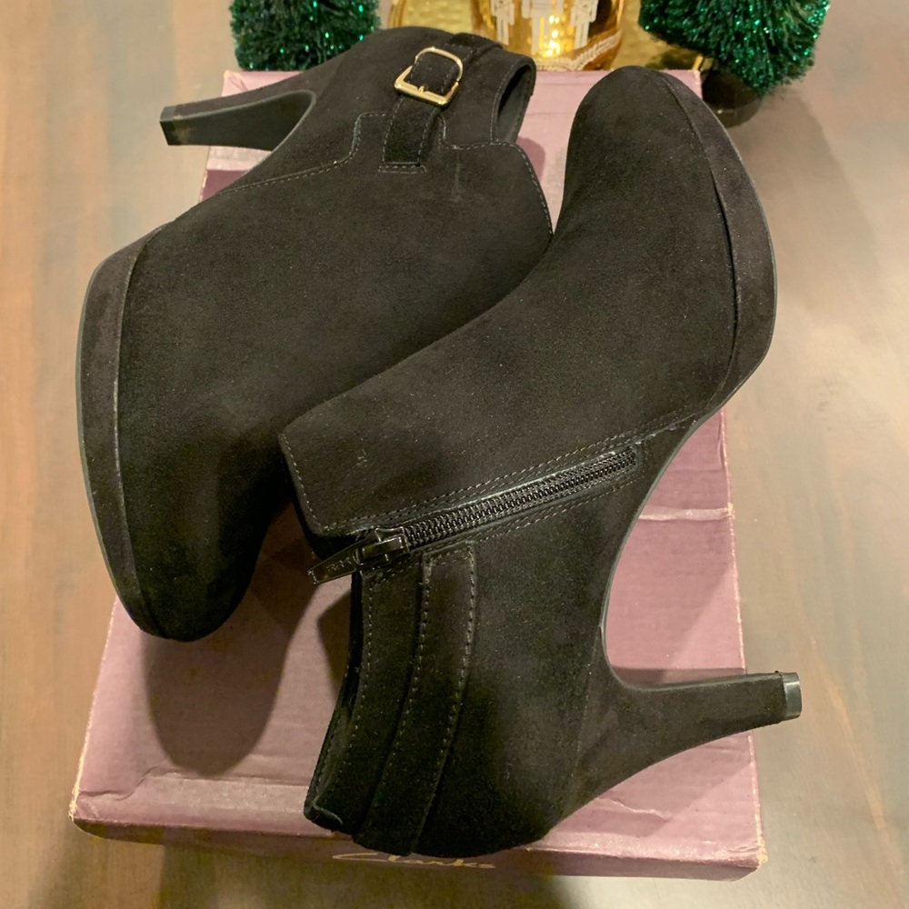 Clarks Black Suede Bootie
Brier Milan